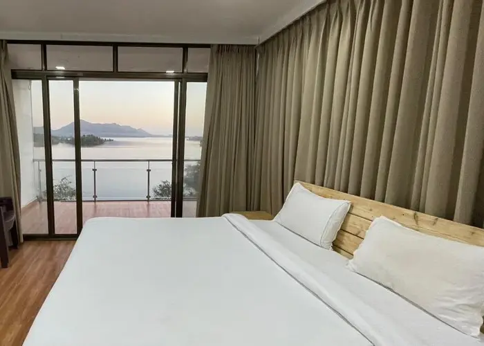 Romantic resort in igatpuri with lake view stay